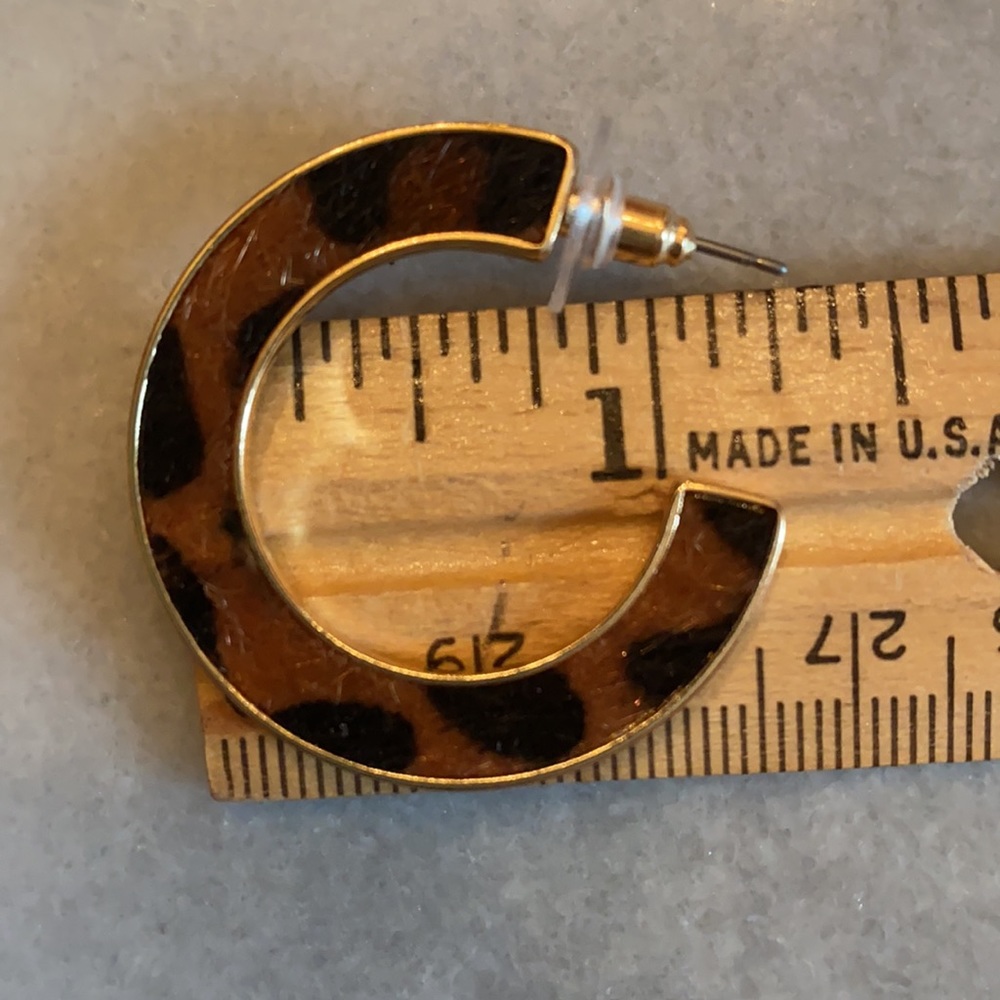 Leopard Inlay Hoop Earrings - Picture 3 of 4